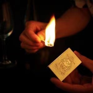 Wie entzündet man eine zigarre mit einem streichholz: traditionelle berührung mit einem streichholz und einem streichholzpapier
